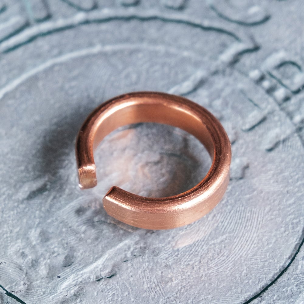 インドの純銅製リング 指輪 シンプルプレーンデザイン フリーサイズ(15号以上)　アーユルヴェーダやプージャで人気の銅3枚目の説明写真です