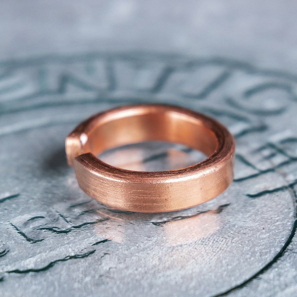 インドの純銅製リング 指輪 シンプルプレーンデザイン フリーサイズ(15号以上)　アーユルヴェーダやプージャで人気の銅4枚目の説明写真です