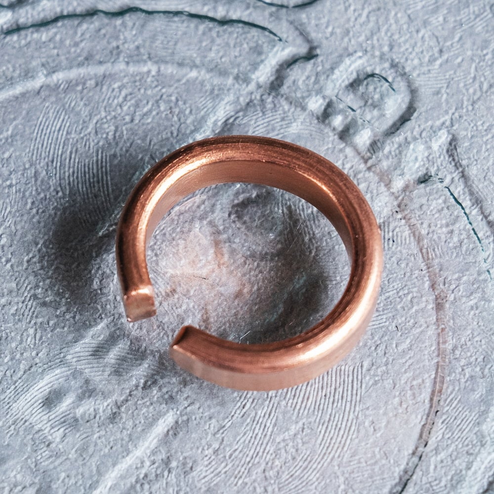 インドの純銅製リング 指輪 シンプルプレーンデザイン フリーサイズ(15号以上)　アーユルヴェーダやプージャで人気の銅5枚目の説明写真です
