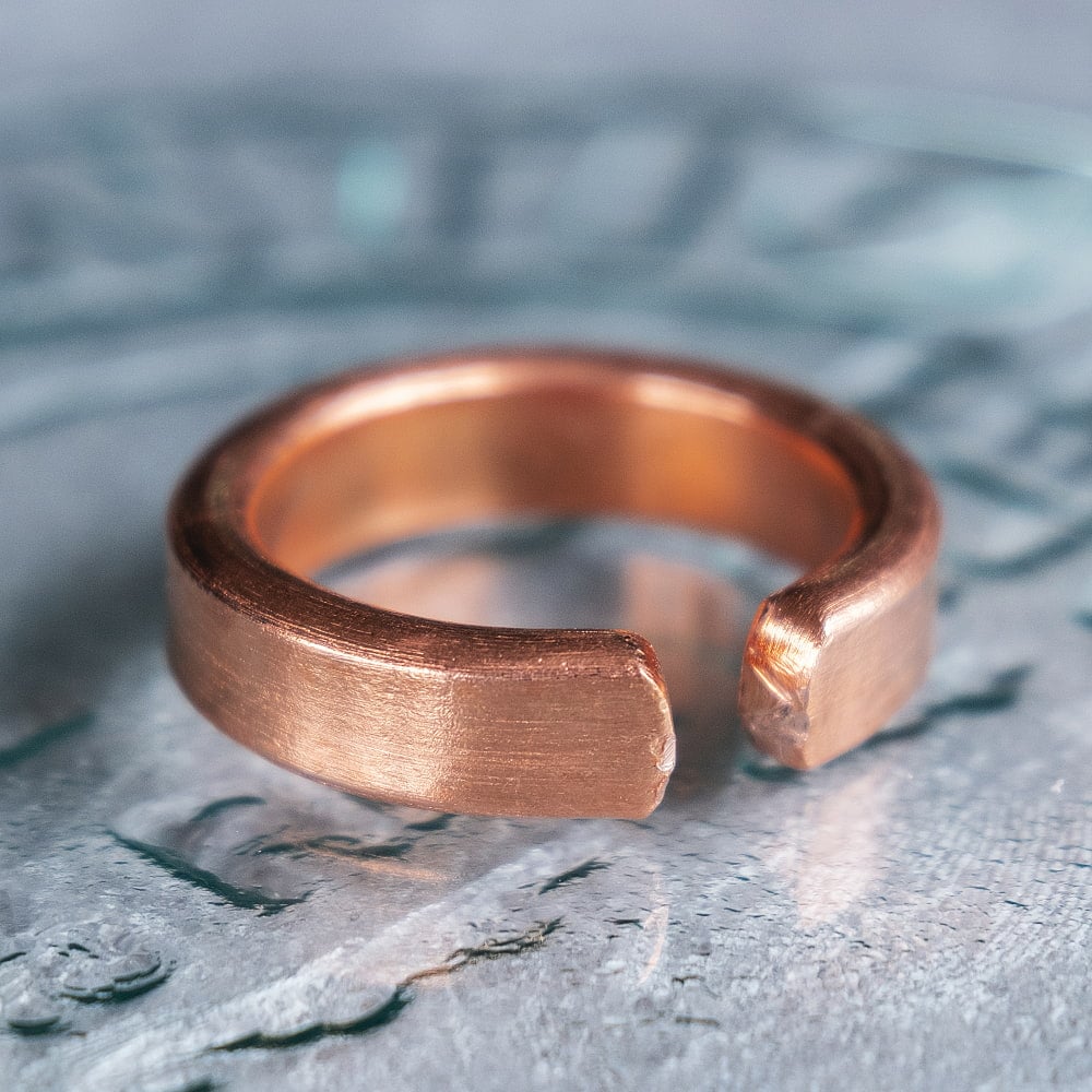 インドの純銅製リング 指輪 シンプルプレーンデザイン フリーサイズ(15号以上)　アーユルヴェーダやプージャで人気の銅6枚目の説明写真です