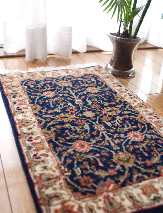 手織りのインド絨毯【60cm x 38cm】1枚目の説明写真です