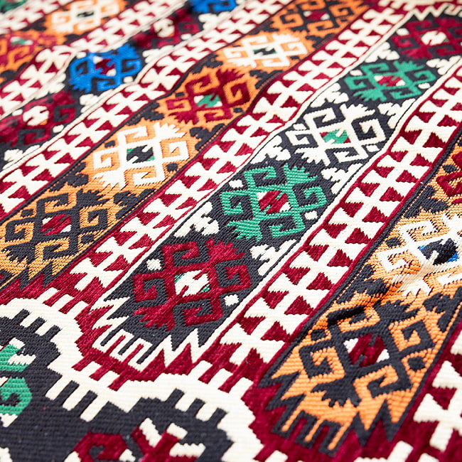 トルコの伝統的な柄を織り込んだ　キリム　【80cm×150cm】2-拡大してみました　織り目がキレイ\
