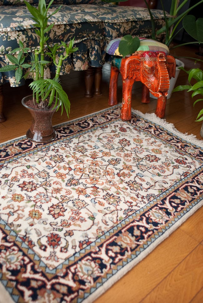 手織りのインド絨毯【約95cm x 約65cm】