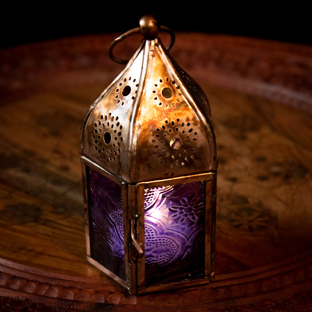 モロッコスタイルの透かし彫りLEDキャンドルランタン〔ロウソク風LEDキャンドル付き〕 -  約11×6cmの個別写真