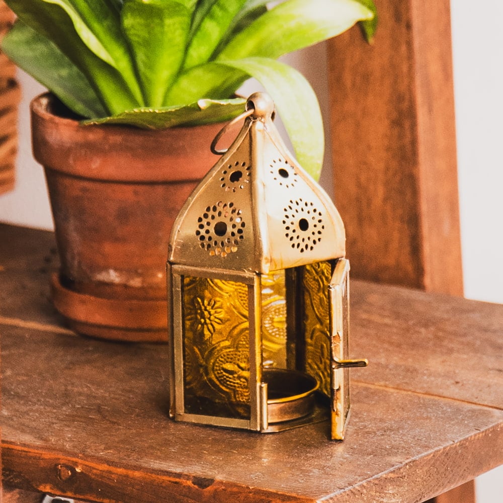 モロッコスタイルの透かし彫りLEDキャンドルランタン〔ロウソク風LEDキャンドル付き〕 -  約11×6cmの個別写真