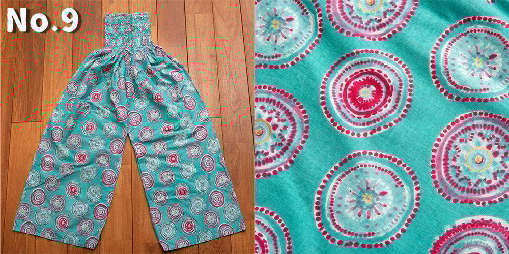 ローライズのカラフルプリントのワイドパンツ9枚目の下部説明写真です