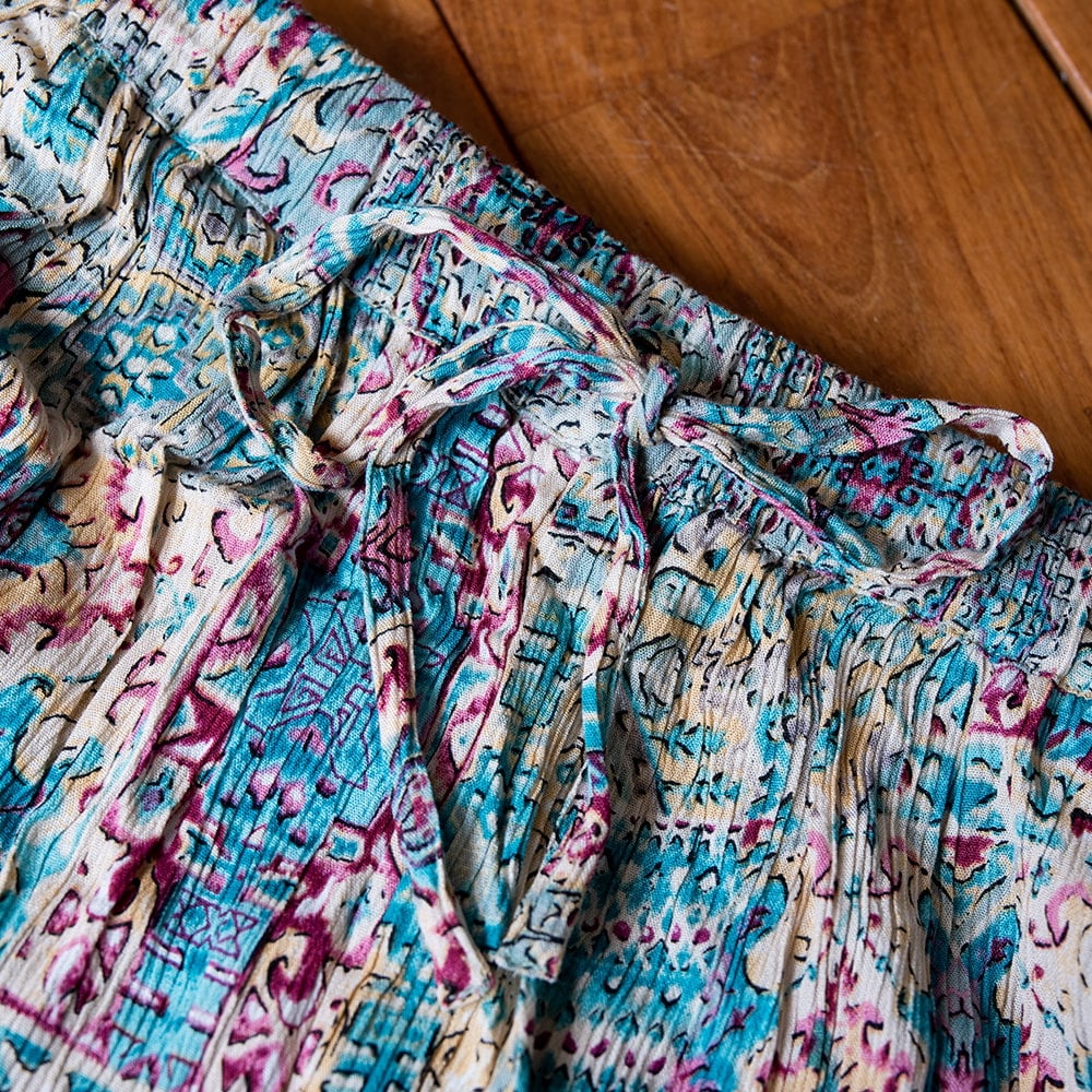 パステルプリントのプリーツワイドパンツ4枚目の説明写真です