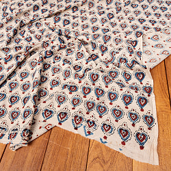 〔1m切り売り〕アジュラックプール村からやってきた　昔ながらの木版染め更紗模様布〔幅約113cm〕 - ベージュナチュラル系