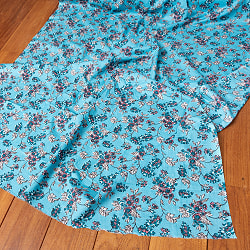 〔1m切り売り〕伝統息づく南インドから　昔ながらの更紗模様布〔約105cm〕水色系