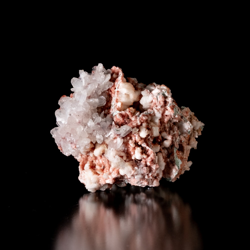 【一点物】 レッドアポフィライト原石 【33g】稀少石インド産・クラスター1枚目の説明写真です