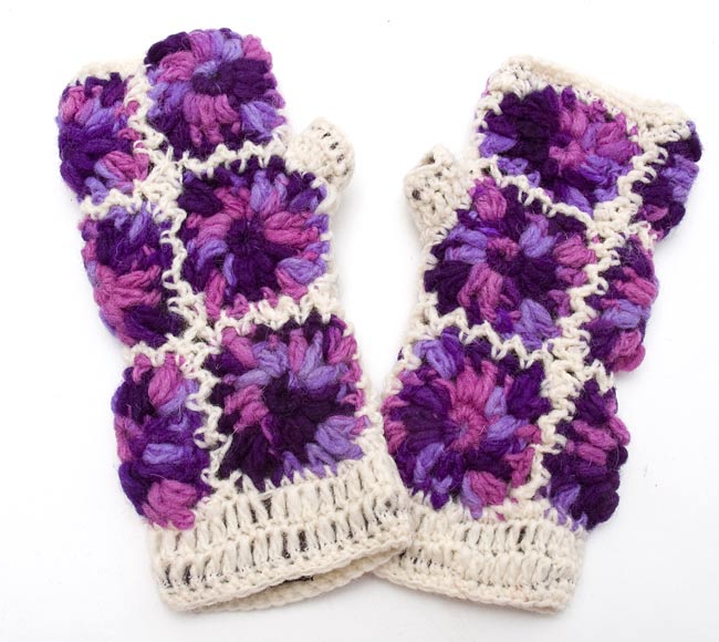 ウールン・フラワーアームウォーマー2-並べて置いてみました。親指部分までかくれます!\