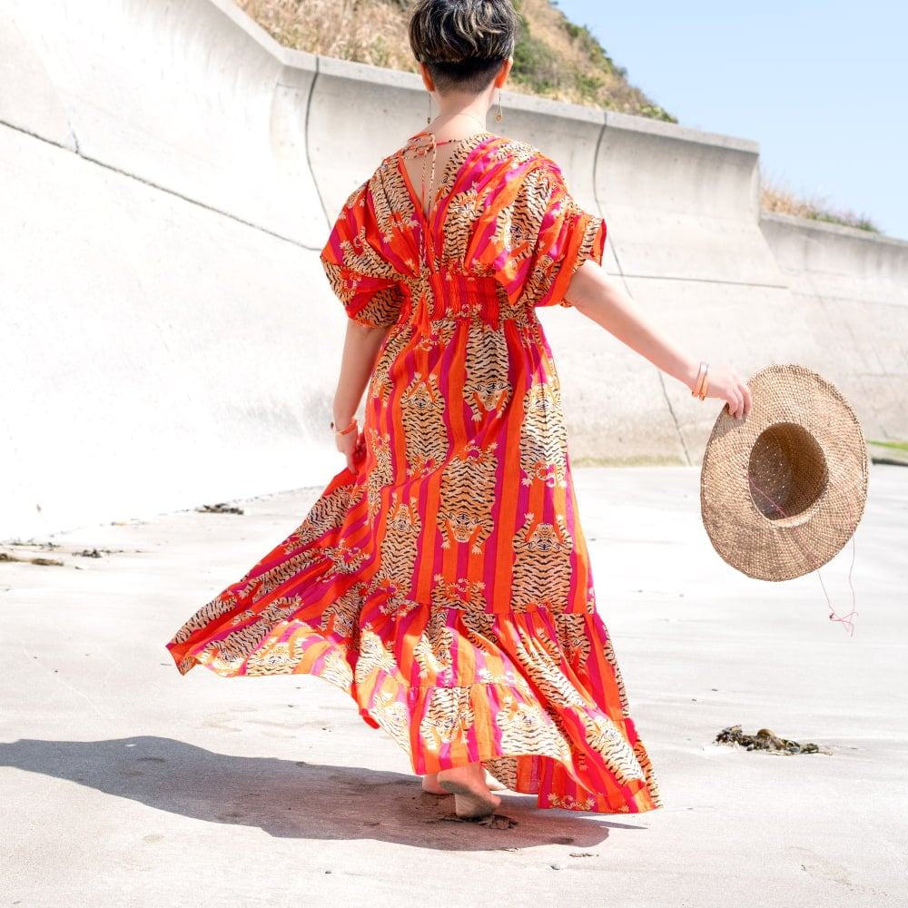大胆なデザインが魅力的 ボヘミアンマキシドレス フレアワンピース ロング丈2枚目の説明写真です