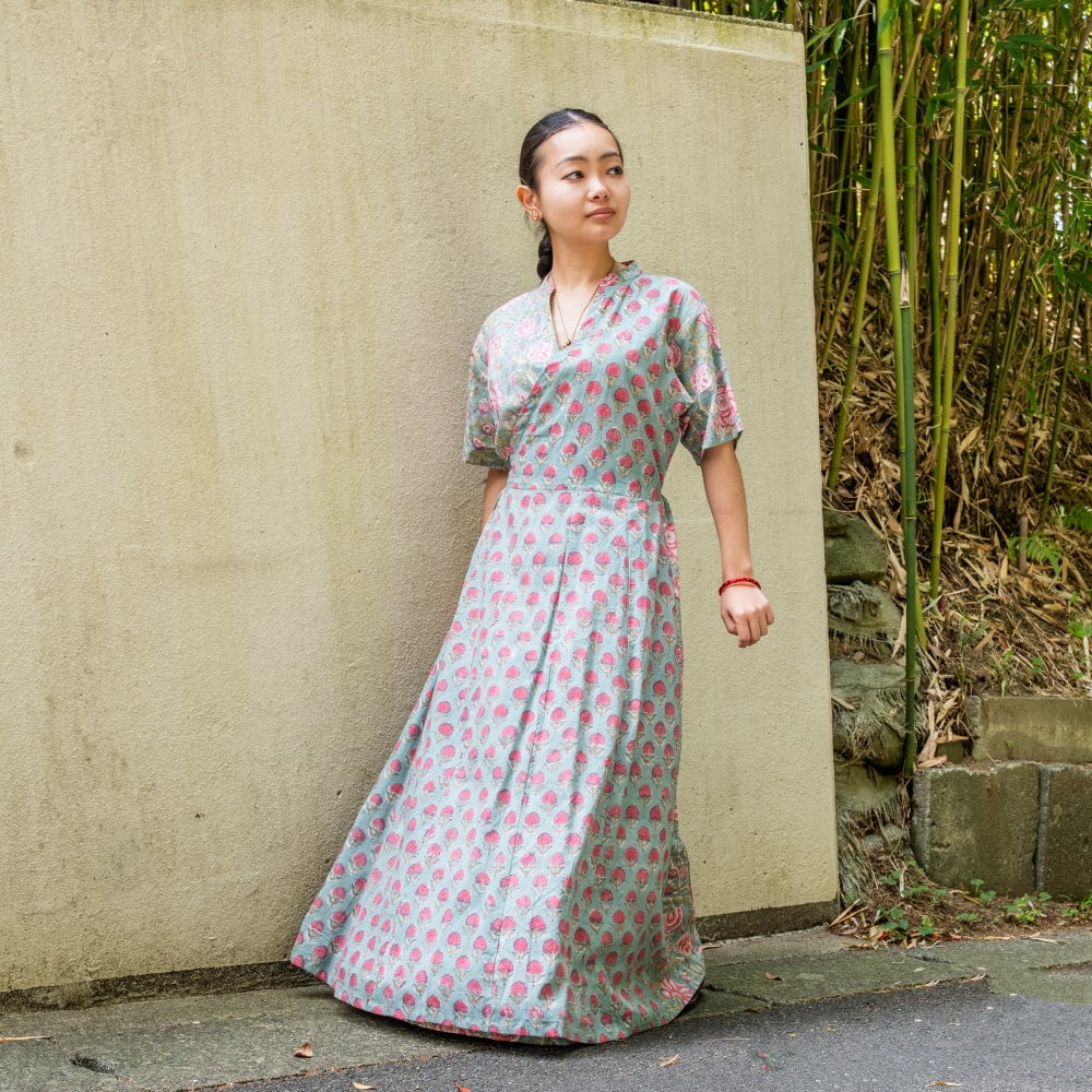 嬉しい2WAY ウッドブロックプリントのカシュクールワンピース ロング丈3枚目の説明写真です