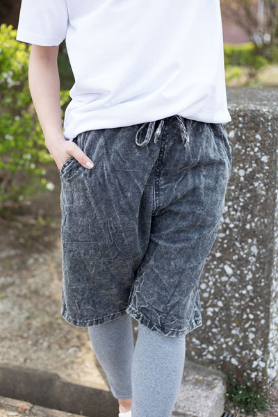 ストーンウォッシュのハーフパンツの個別写真