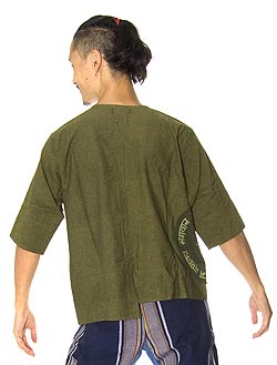 神様プリント・半袖ボタンシャツ【深緑】2-後姿です。後ろも同様、裾に段差があるデザインです。\
