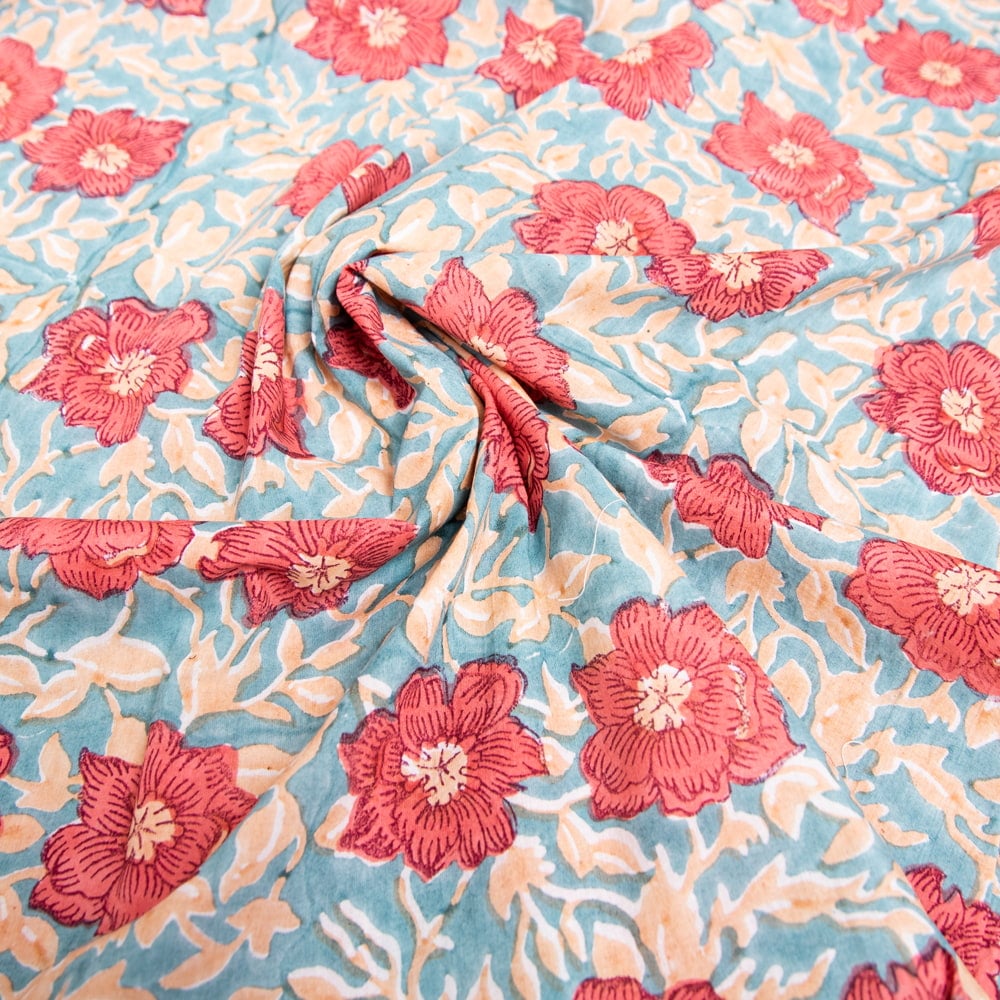 インドの木版染め コットンロングガウン7枚目の説明写真です