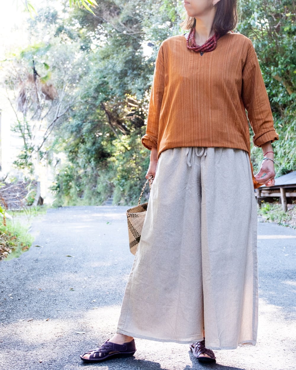 ストライプ織のシンプルクルタ風シャツ5枚目の説明写真です