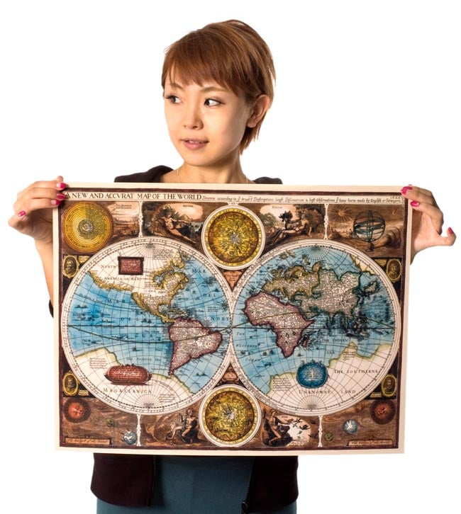 【17世紀】アンティーク地図ポスター[A NEW AND ACCVRAT MAP OF THE WORLD]【両半球世界地図】2-大きさを感じていただくため、身長150cmモデルさんに持ってもらいました。\