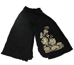 ストレッチパンツ2-床に広げて撮影しました。ゆったりしたパンツだというのがわかります\