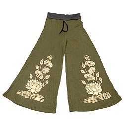 ストレッチパンツ2-床に広げて撮影しました。ゆったりしたパンツだというのがわかります。こちらは、カーキのウエスト黒色です。\