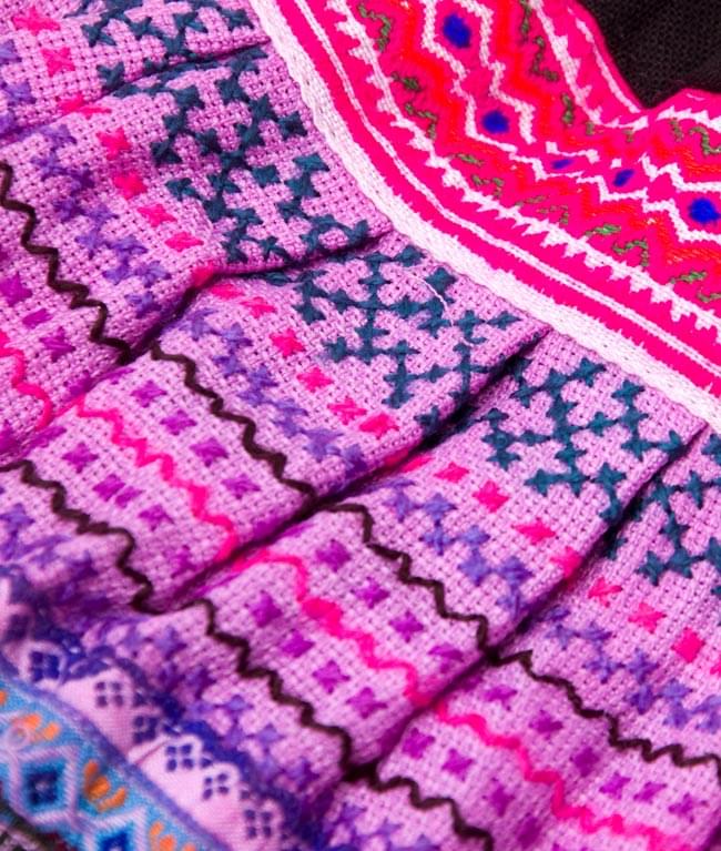 モン族の古布プリーツスカートミニ2-細かい刺繍や模様が綺麗です。\