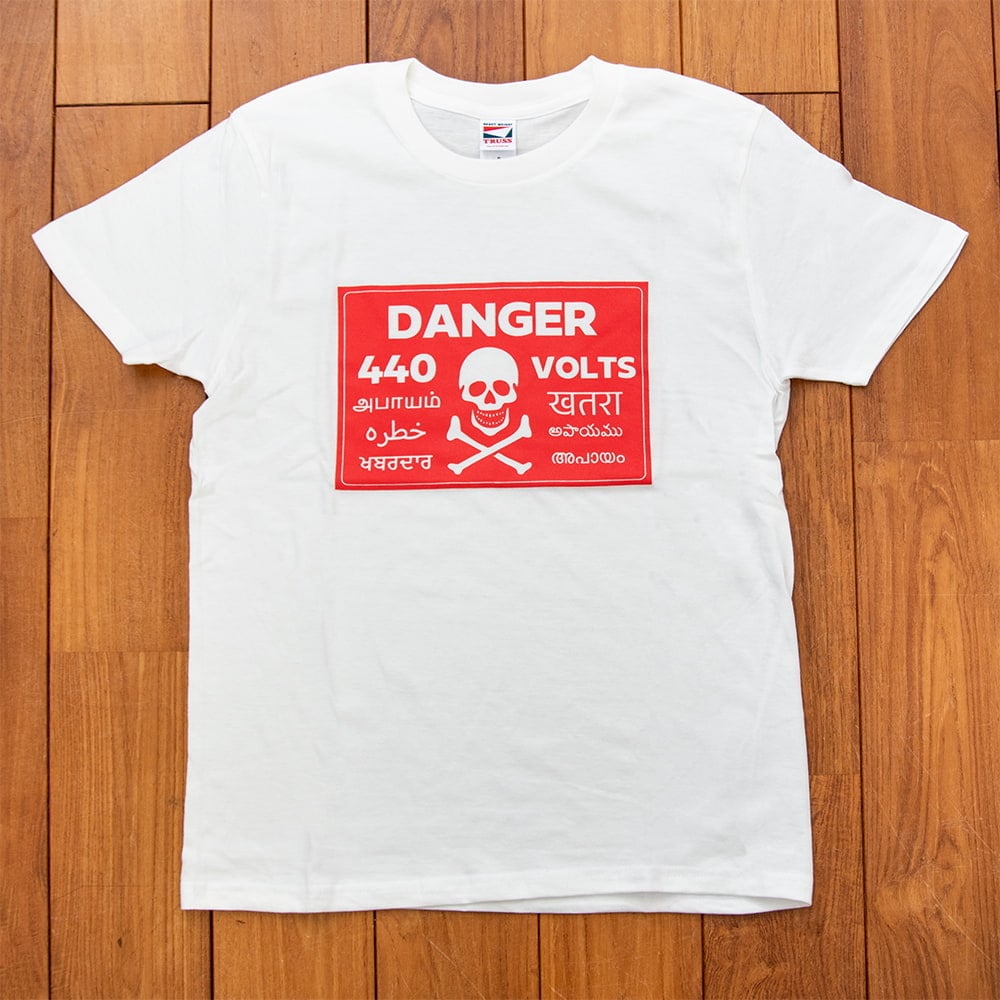 440V DANGER ハイボルテージ Tシャツ インドの看板モチーフ1枚目の説明写真です