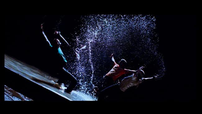 [テルグ語映画]DARLING 4 - スタイリッシュなダンスシーン。水が飛び散るよ！