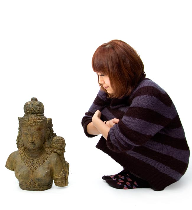バリのアンティーク風石像 - ターラー菩薩 5 - 身長150cmのモデルと比べてみました。人が横にいると小さめに見えますが、サイズ的にもちゃんと存在感があります!