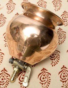 コック付きシロダーラ[高さ：約15cm x 横幅：10cm　容量：400ml]【フック用穴あきタイプ】