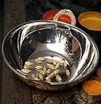 インドとアジアの食品・食材のセール品:[日替わりセール品]槌目銅装飾仕上げのステンレスカダイ[装飾持ち手付]サービングパン　食器・お皿〔約15cm〕