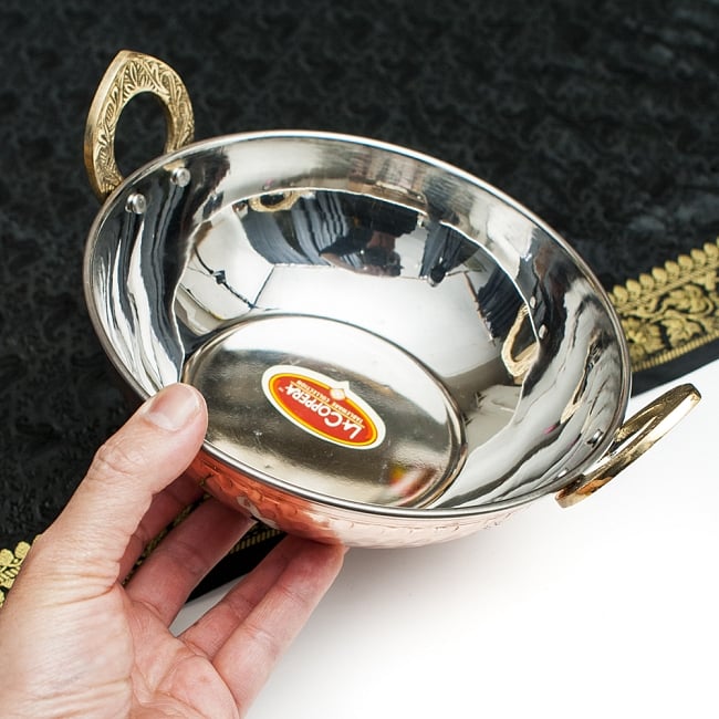 槌目銅装飾仕上げのステンレスカダイ[装飾持ち手付]サービングパン　食器・お皿（直径：約17cm） 5 - 手に取るとこれくらいの大きさです。