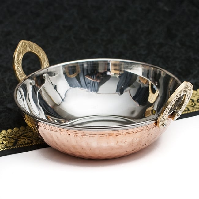槌目銅装飾仕上げのステンレスカダイ[装飾持ち手付]サービングパン　食器・お皿（直径：約17cm）の写真1枚目です。高級感のある銅が用いられています。カダイ,鍋