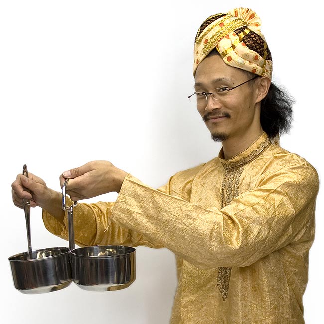 南インドのカレー・サーバー 3 - 大きさはこんな感じ。実際の南インドではもっとシンプルな服のインド人が配ってくれます。