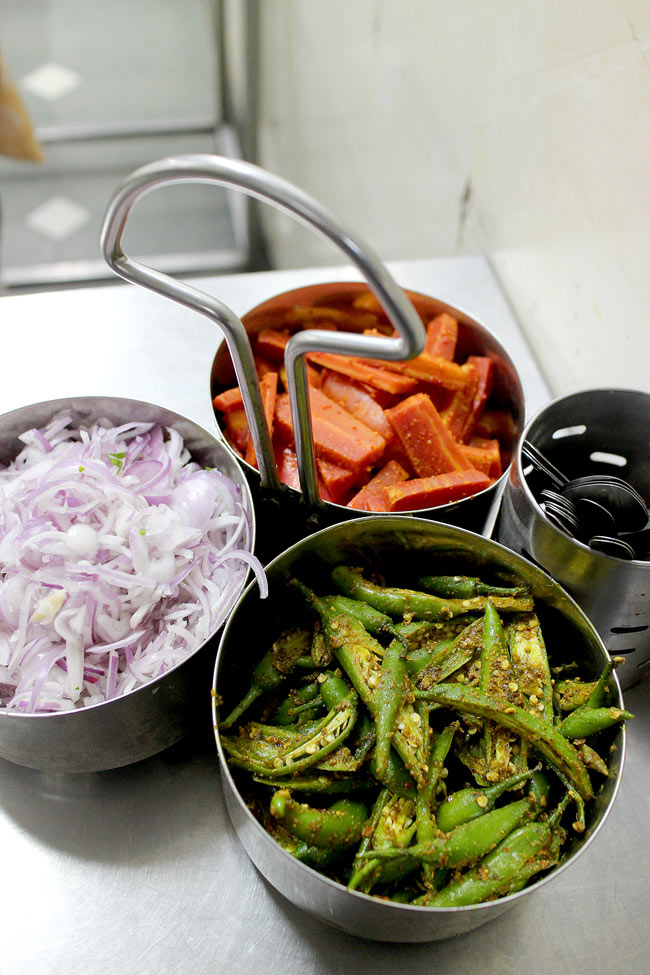 南インドのカレー・サーバー 4 - インドでの使用例。アチャール(漬け物)をサーブするのに用いていました。