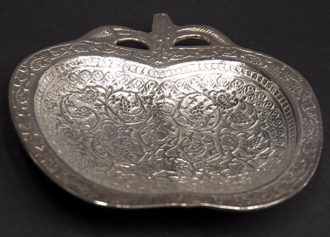 シルバーメタルの飾り皿 りんごの商品写真 2枚目 もう一枚角度を変えて、正面から撮影しました