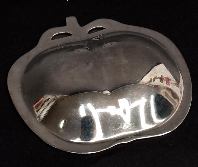 シルバーメタルの飾り皿 りんごの商品写真 3枚目 裏面です