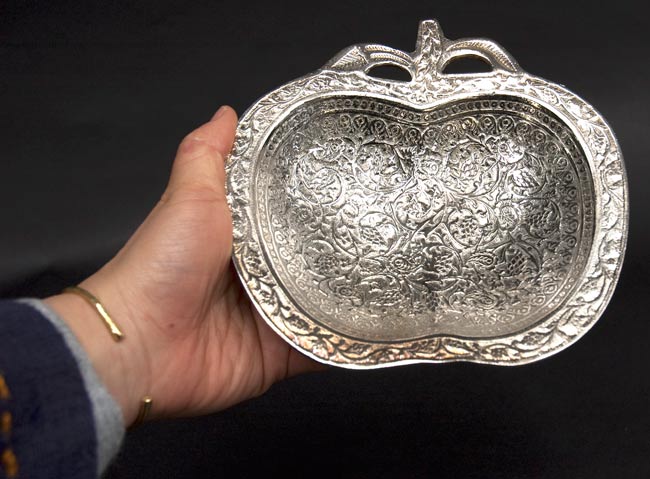 シルバーメタルの飾り皿 りんごの商品写真 4枚目 手に持ってみました。大きさがよく判りますね