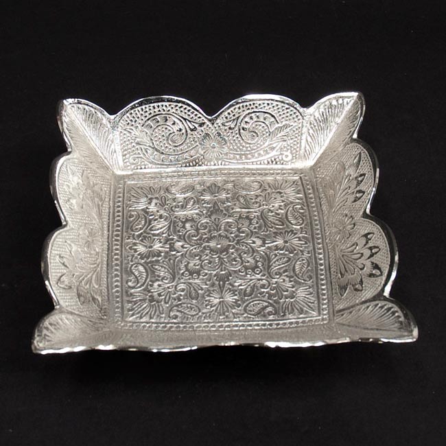 シルバーメタルの飾り皿 四角ふちありの商品写真 2枚目 もう一枚角度を変えて、正面から撮影しました