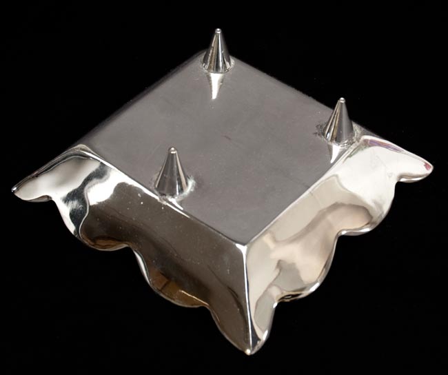 シルバーメタルの飾り皿 四角ふちありの商品写真 3枚目 裏面です