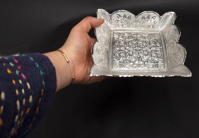 シルバーメタルの飾り皿 四角ふちありの商品写真 4枚目 手に持ってみました。大きさがよく判りますね