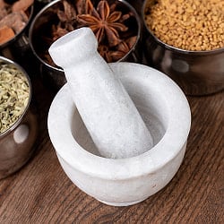 大理石のスパイスグラインダー 小 【高さ：6.5cm程度 直径：6.5～7.5cm程度】 - サブ2