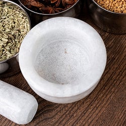 大理石のスパイスグラインダー 小 【高さ：6.5cm程度 直径：6.5～7.5cm程度】 - サブ4