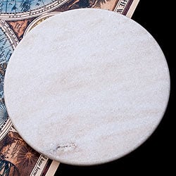 【麺棒セット！】チャパティ用の台 - マーブル製[白系]［直径：約25cm、高さ：2.5cm］の写真