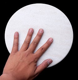 チャパティ用の台 - マーブル製[白系]［直径：約25cm、高さ：約2.5cm］ - サブ5