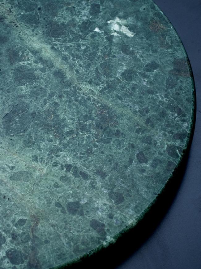 チャパティ用の台 - マーブル製[緑系]［直径約22.5cm］ 2 - 緑色のマーブルが素敵です。天然石の為、一品づつそれぞれ色合いや表情が異なります。