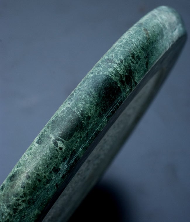 チャパティ用の台 - マーブル製[緑系]［直径約22.5cm］ 4 - 横からの写真です