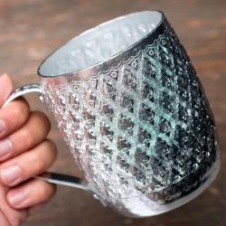タイの持ち手つきエンボス ビアジョッキ（直径：9cm）の商品写真