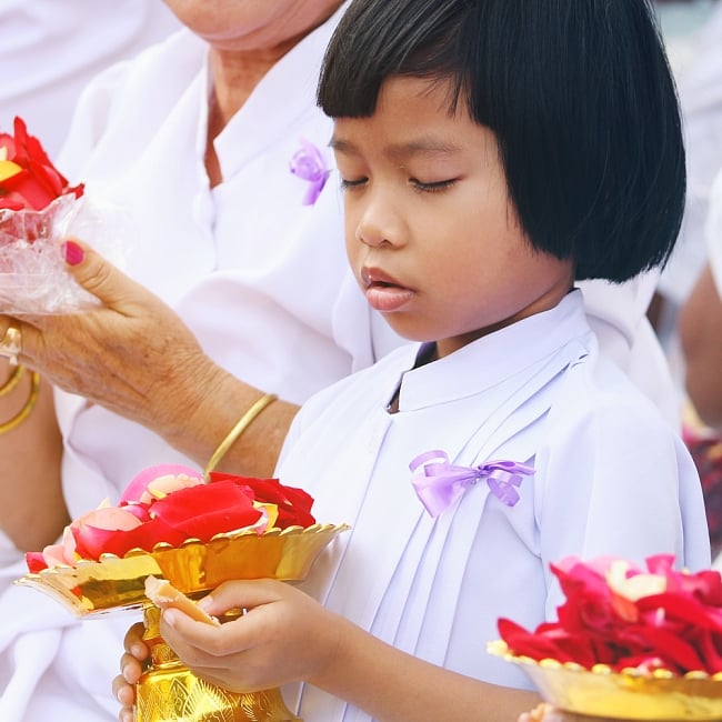 タイのお供え入れ 飾り皿 ゴールドとシルバー〔高さ:約10.5cm 直径:約20cm〕 9 - 類似品が現地でつかわれているところです。仏教徒が多いタイでは、お祈りのときなどに、花びらを入れたりします。