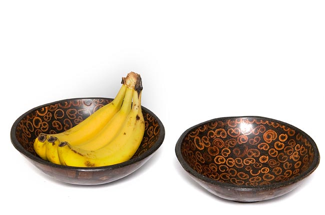 バリのシナモン飾り皿 2枚セットの商品写真 5枚目 中に入れるとこんな感じです。フルーツを入れたりアクセサリーを入れたり、インテリアの一部としてお楽しみください。