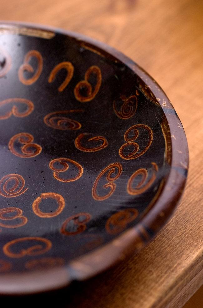 バリのシナモン飾り皿 丸小皿の商品写真 3枚目 縁とお皿の面に近づいてみました。シナモンのころころとした断面が可愛らしいですね